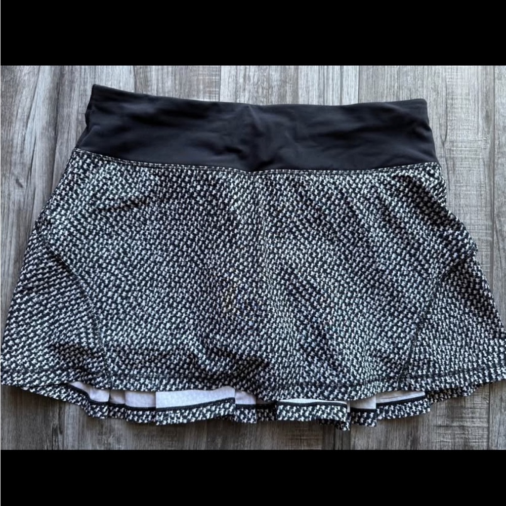Lululemon Pace Rival skirt in Black and White, Size 4